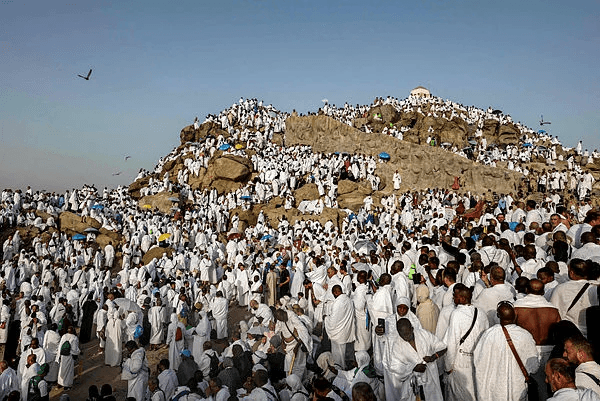 More Than 1.5 Million Pilgrims Gather at Mount Arafat Amid Extreme Heat During Hajj
